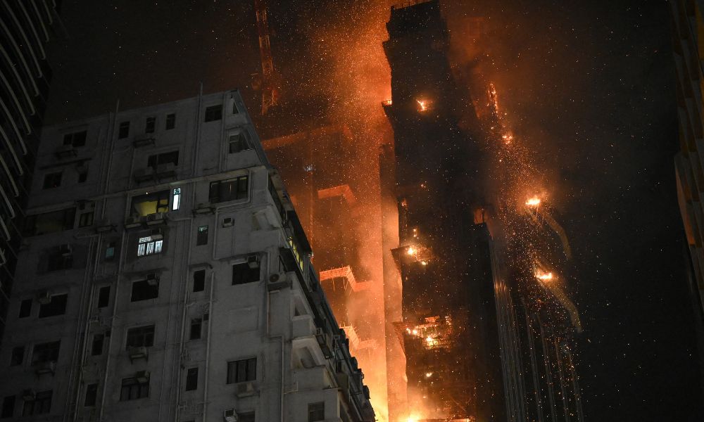 Grande incêndio atinge arranha-céu em construção em Hong Kong