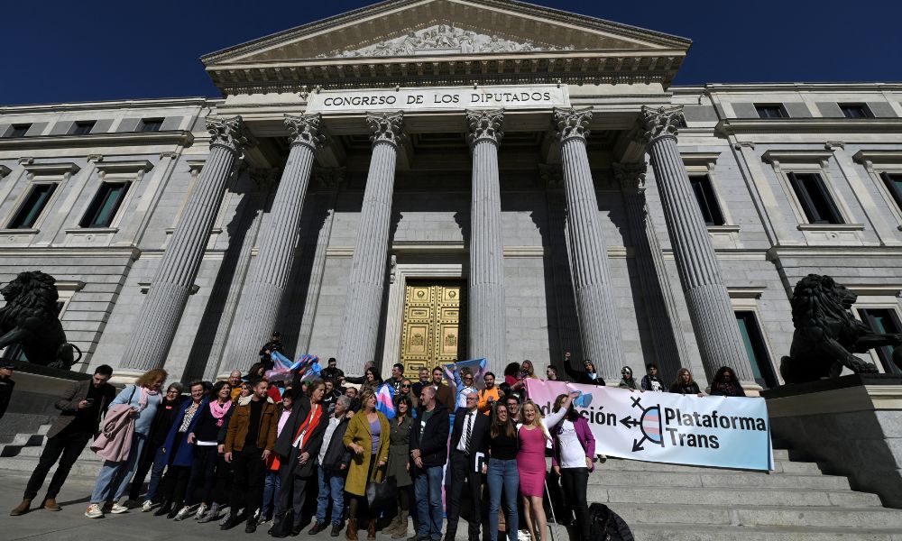 Espanha muda leis e autoriza licença menstrual e mudança de gênero livre a partir dos 16 anos