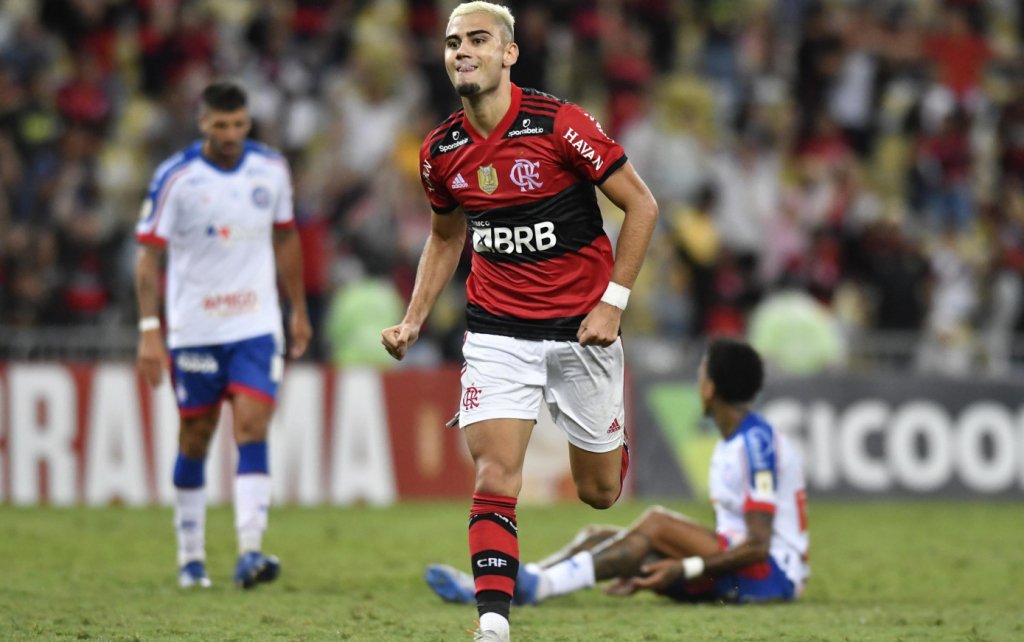 Com polêmica de arbitragem e três expulsões, Flamengo vence Bahia por 3 a 0