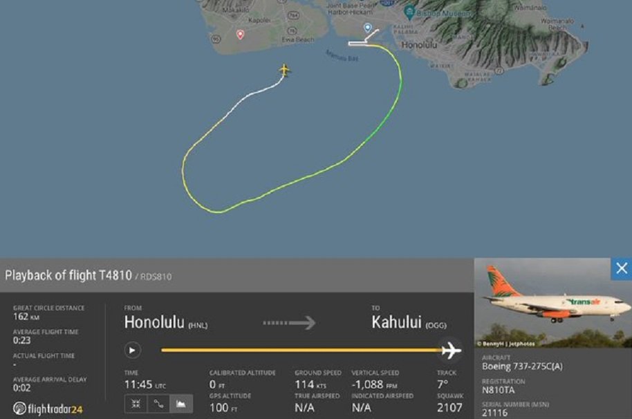 Avião com problemas no motor faz pouso de emergência na água no Havaí