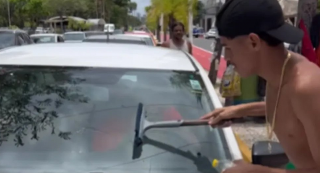 Luva de Pedreiro lava para-brisa de motoristas em Recife e surpreende fãs: ‘Receba’