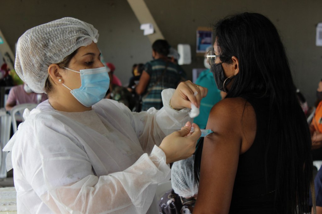 Rio antecipa vacinação contra a Covid-19 e prevê imunizar todos os adultos até o fim de agosto