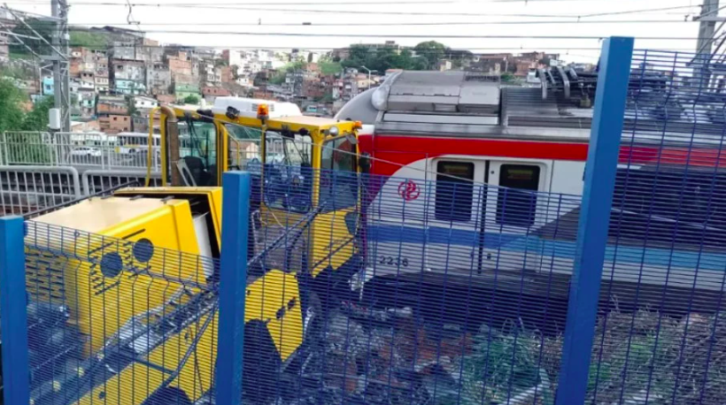 Trem do metrô bate em caminhão, tomba e deixa 6 feridos em Salvador