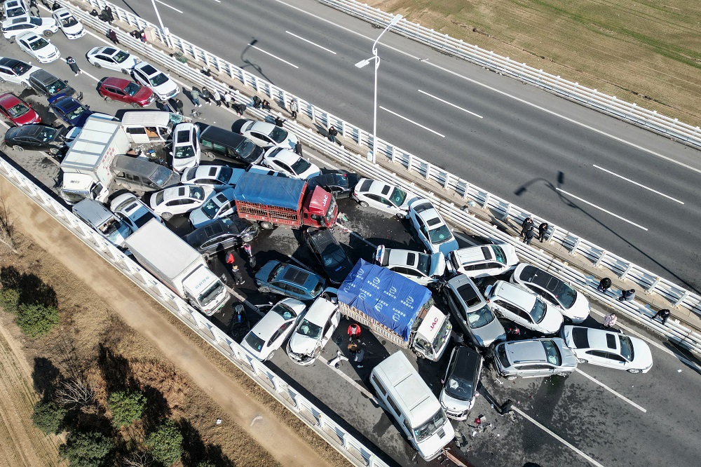 Engavetamento com mais de 200 veículos deixa um morto na China