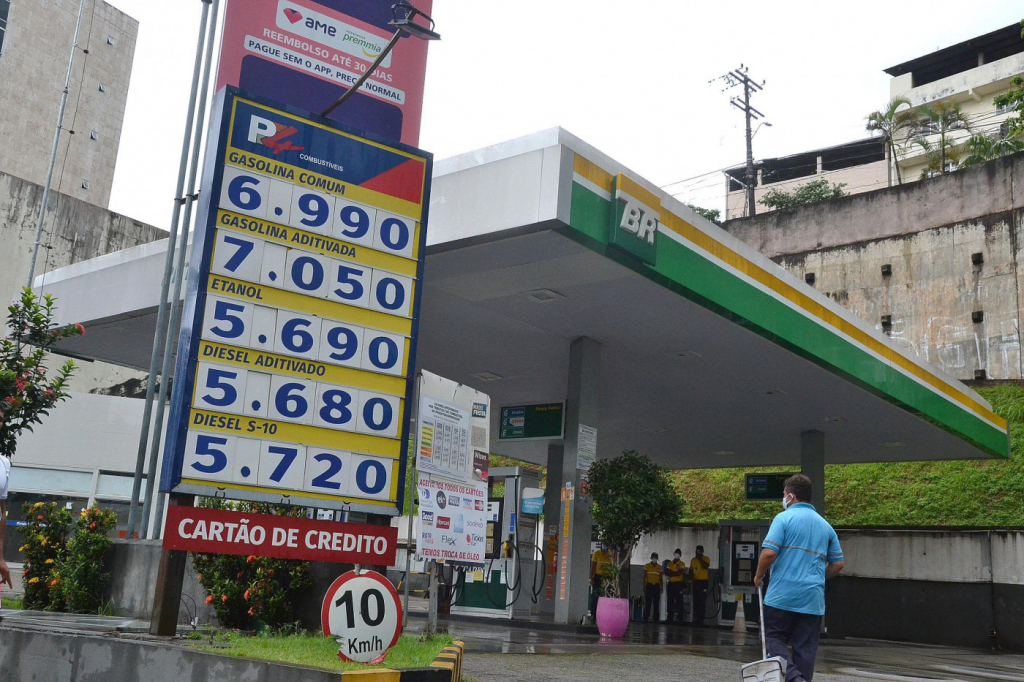 Governador do Rio pede para denunciarem postos que não baixarem gasolina