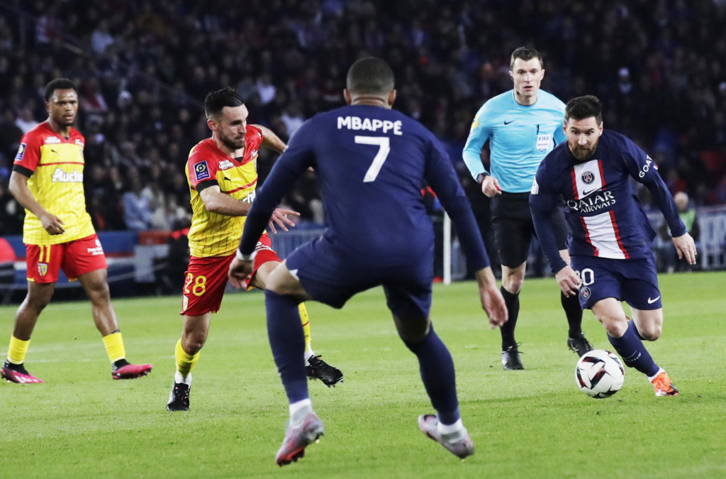 Com gols de Messi e Mbappé, PSG vence Lens em ‘final antecipada’ do Francês