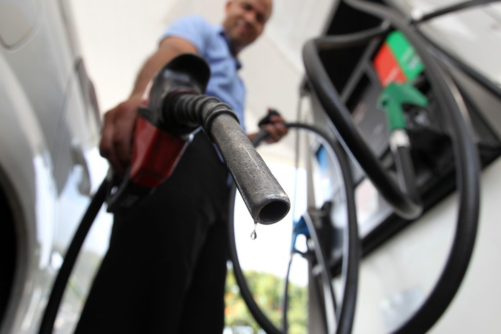 Gasolina sobe 3,3% no país na primeira semana após reoneração dos combustíveis