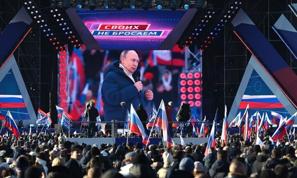 Diante de um estádio lotado, Putin parabeniza soldados russos e fala orgulhoso do conflito contra a Ucrânia
