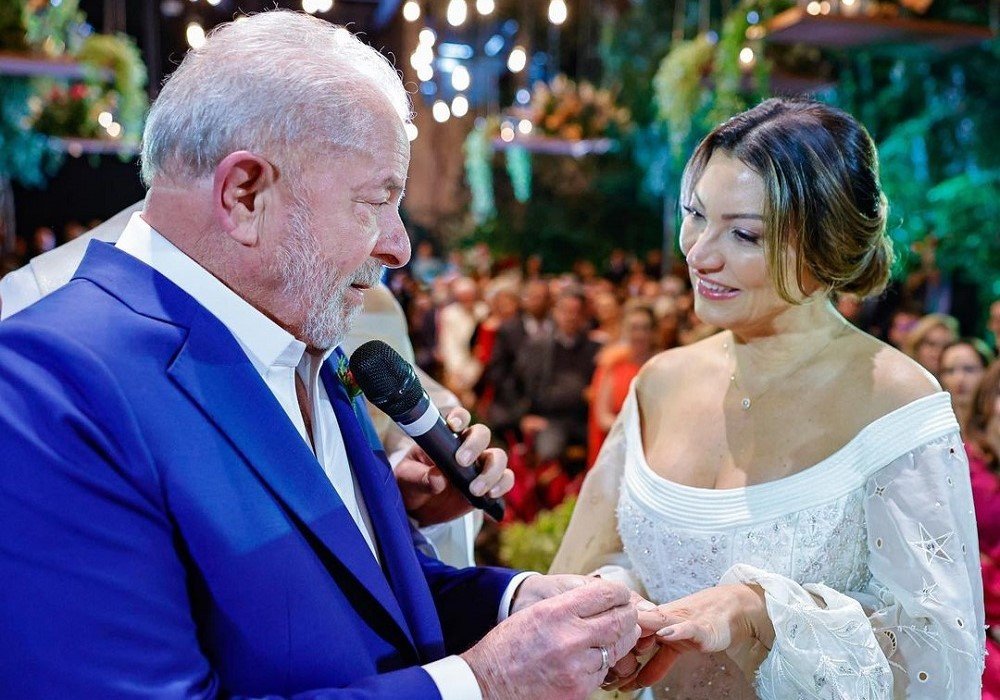 Lula se casa pela terceira vez em cerimônia restrita com presença de aliados e apoiadores famosos