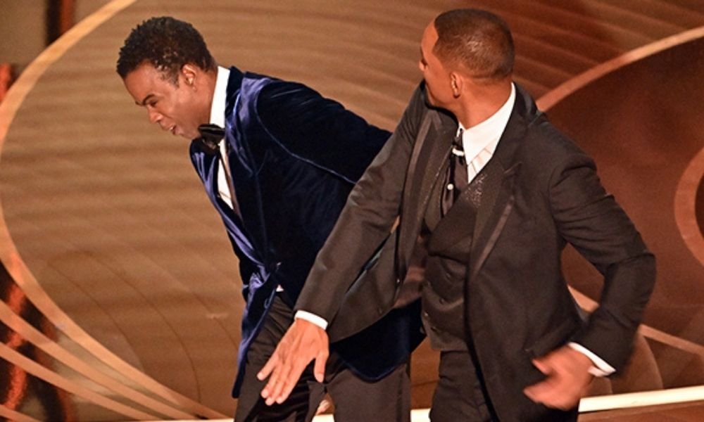 Will Smith bate em Chris Rock durante premiação do Oscar; veja vídeo