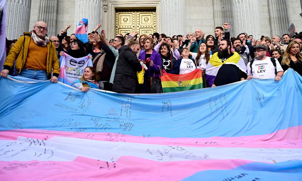 Espanha aprova reforma do Código Penal e facilita a troca de gênero para pessoas trans