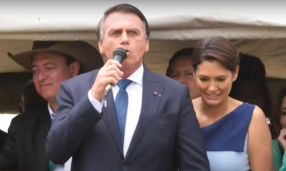 Bolsonaro chega a Londres para funeral da Rainha Elizabeth II e se encontra com apoiadores