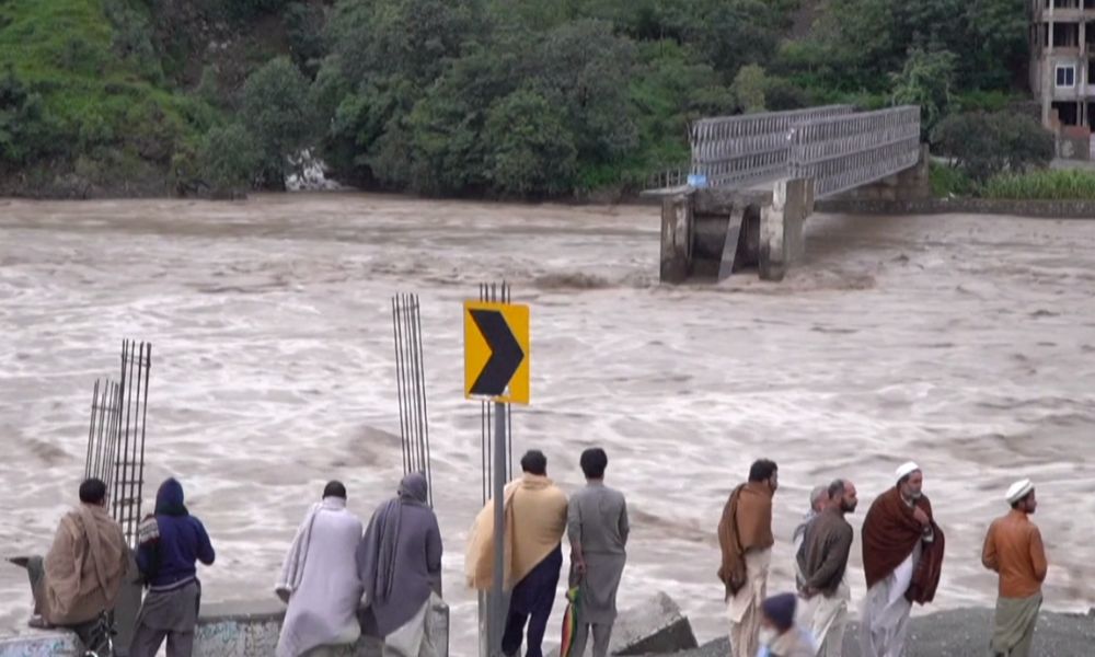 Paquistão enfrenta chuvas de monção mais intensas em 30 anos; um terço do país está submerso