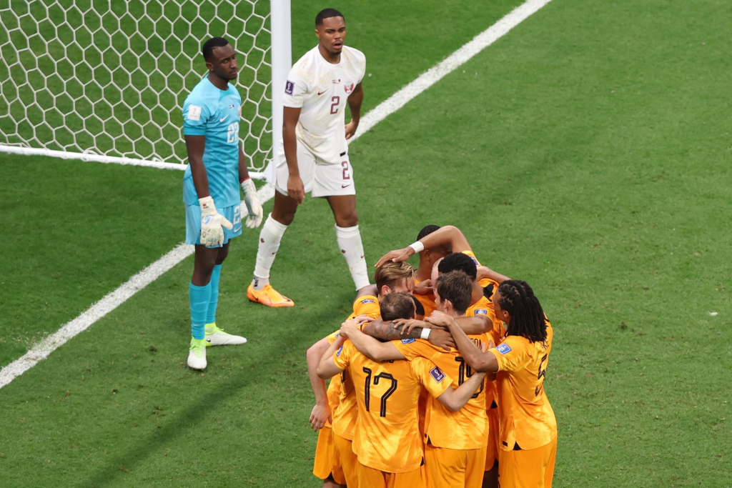 Em ritmo de treino, Holanda vence Catar e avança às oitavas de final da Copa do Mundo