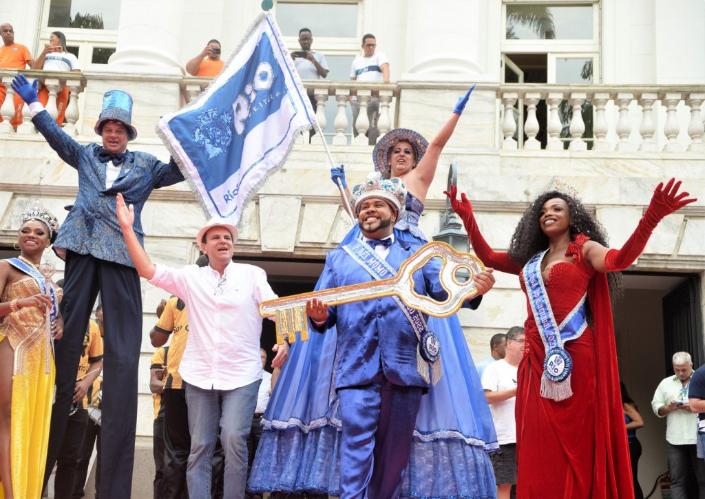 Eduardo Paes entrega chaves da cidade ao Rei Momo e Carnaval toma conta do Rio