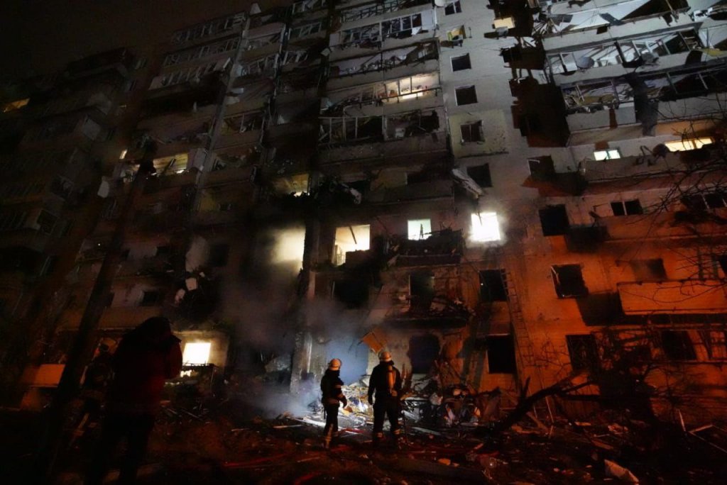 Kiev volta a ser atacada; míssil atinge dois prédios residenciais