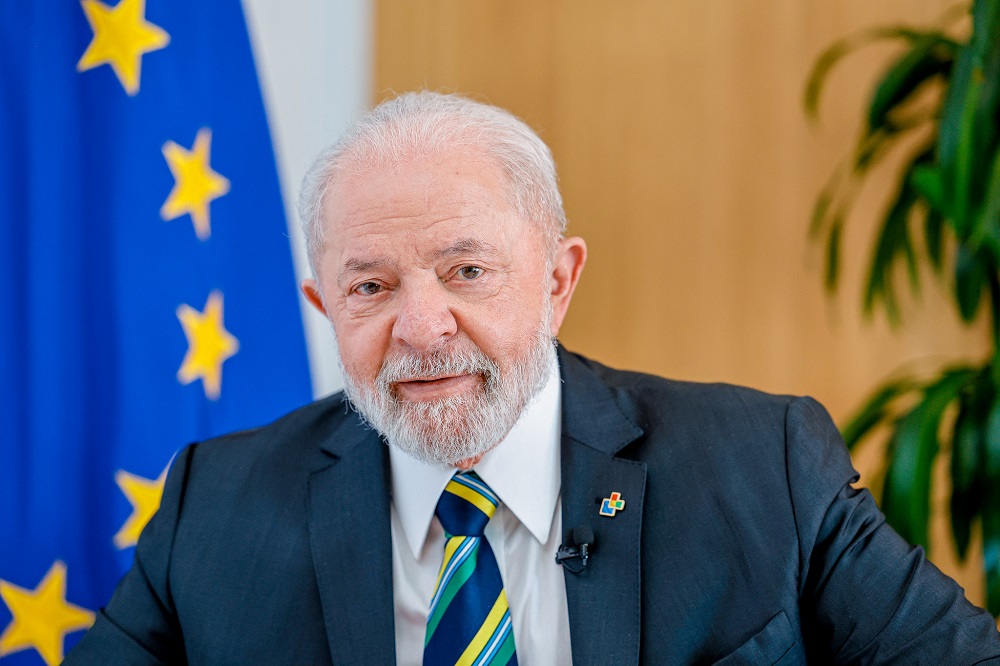 ‘Não são os partidos que pedem ministérios, é o presidente quem oferece’, diz Lula na Europa