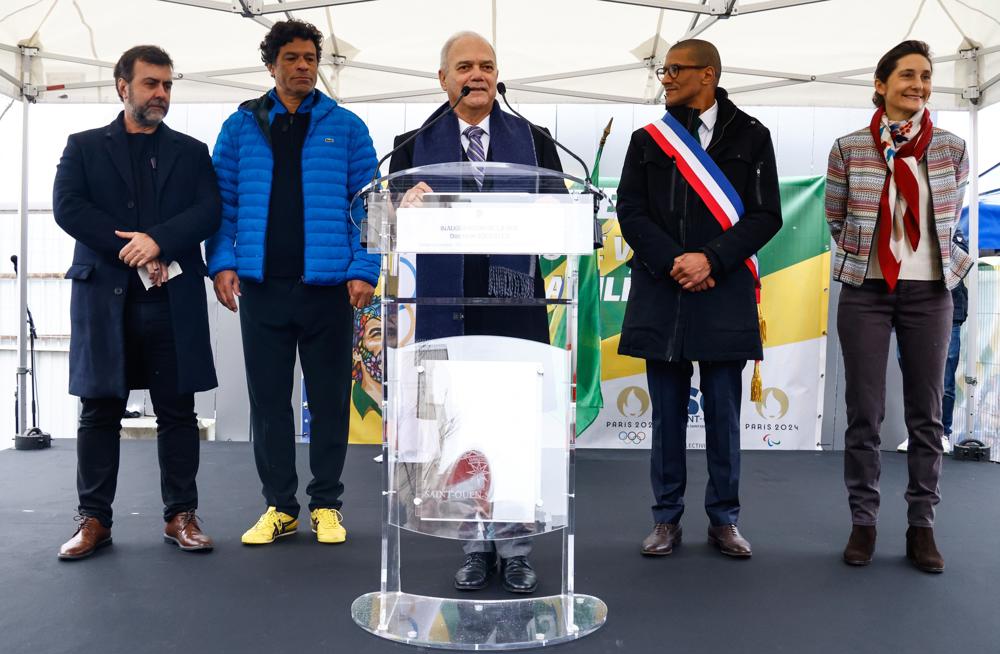 Vila Olímpica de Paris inaugura rua em homenagem ao ex-jogador Sócrates