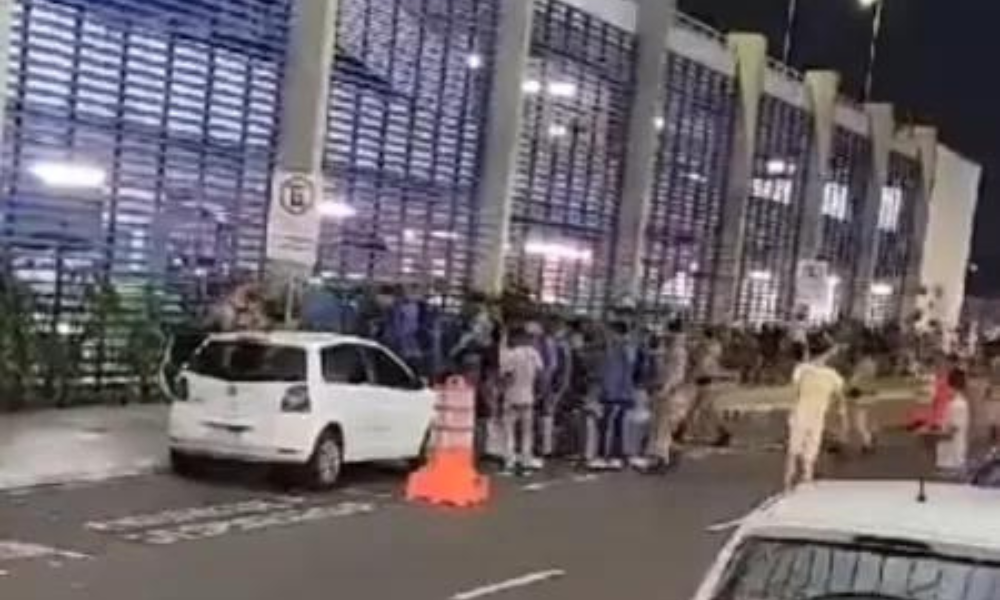 Desembarque do Bahia tem protesto e polícia dispara contra torcedores; veja vídeo