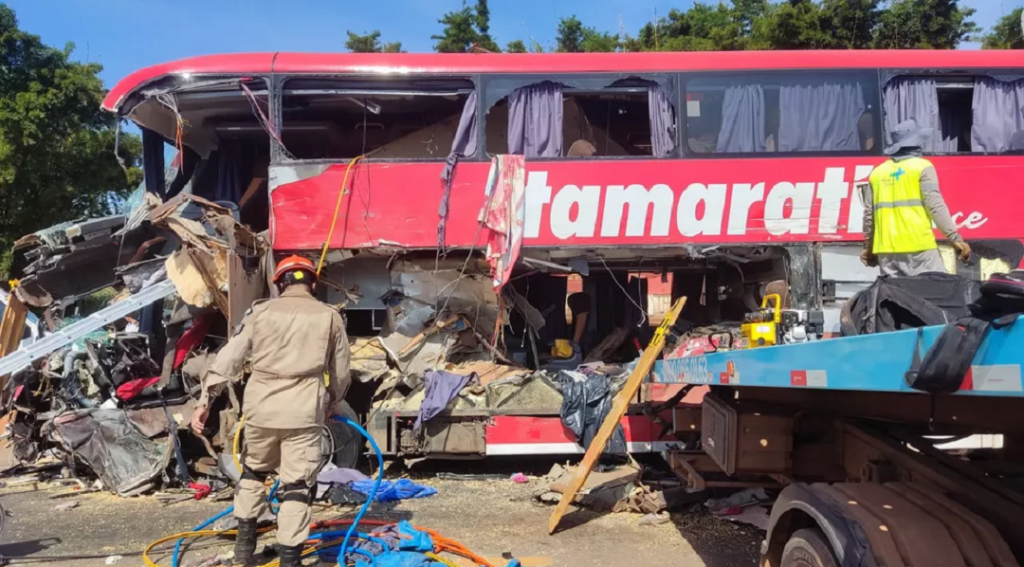 Acidente entre ônibus e carreta deixa 11 mortos no Mato Grosso
