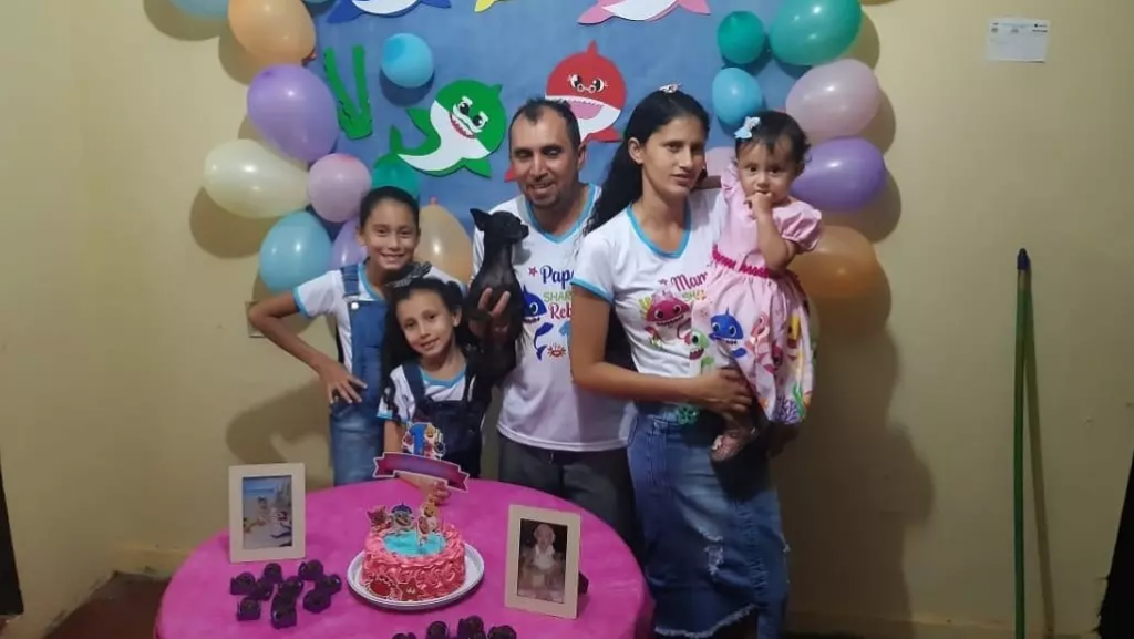Pai, mãe e três filhas morrem em capotamento de caminhão no Paraná