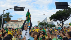 Cássia Kis vai a manifestação contra Lula no Rio com imagem de Nossa Senhora; veja vídeos