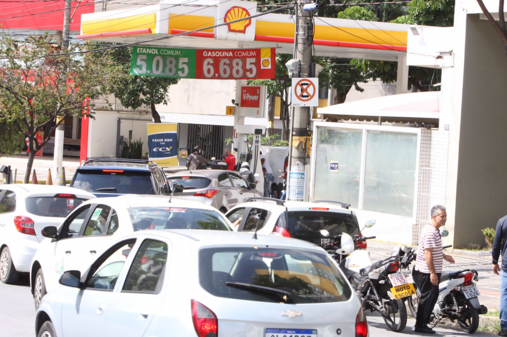 Moradores relatam filas e desabastecimento em postos de gasolina em Belo Horizonte