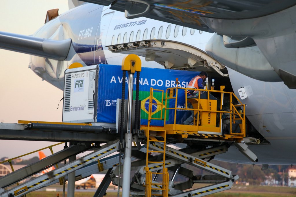São Paulo recebe lote de insumos para a produção de 5 milhões de doses da CoronaVac