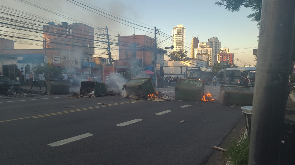 Moradores protestam contra falta de energia elétrica em São Paulo e bloqueiam vias cinco dias após apagão