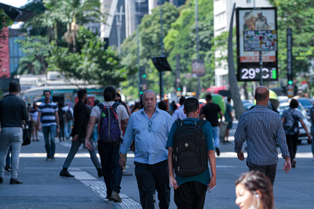 Seis em cada dez brasileiros sentem insegurança ao caminhar pelas ruas de onde moram, aponta pesquisa