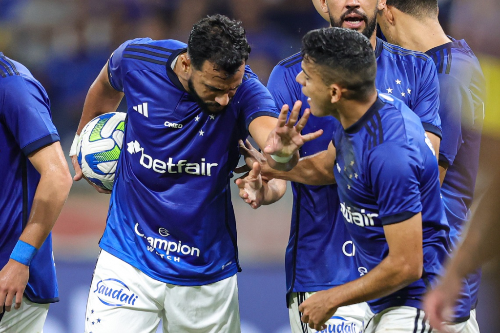 Técnico do Cruzeiro critica discussão entre Bruno Rodrigues e Dourado por pênalti: ‘Inadmissível’