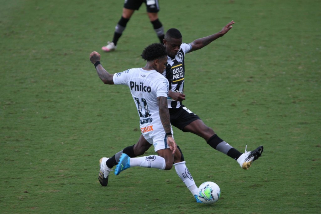 Em jogo difícil, Santos mantém embalo e vence Botafogo