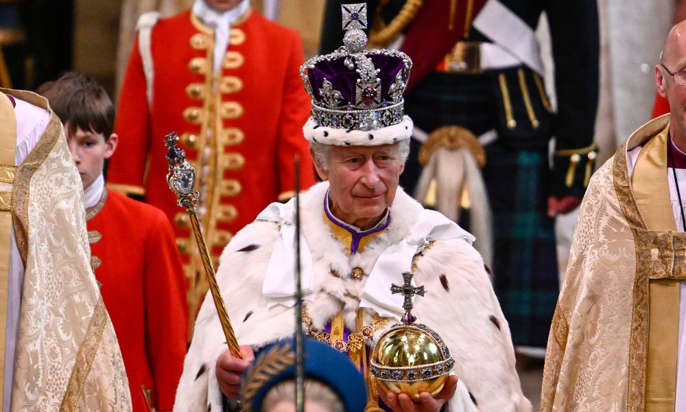 Rei Charles III passa bem após cirurgia de próstata em Londres
