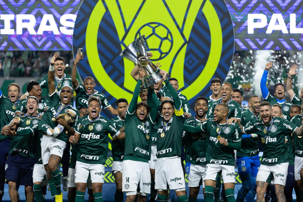 Brasileirão: Palmeiras vira contra o América-MG e levanta a taça de campeão com festa no Allianz Parque