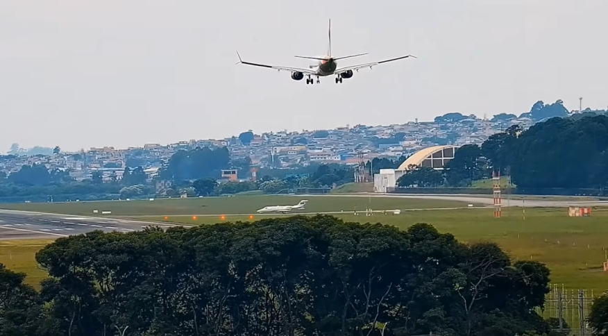 Avião arremete momentos antes de pousar e evita colisão no aeroporto de Guarulhos; assista