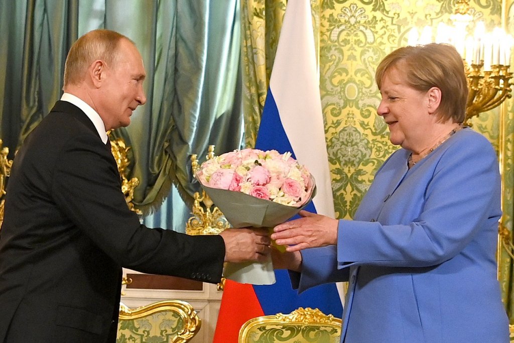 Putin presenteia Merkel com flores e discute situação do Talibã com Alemanha
