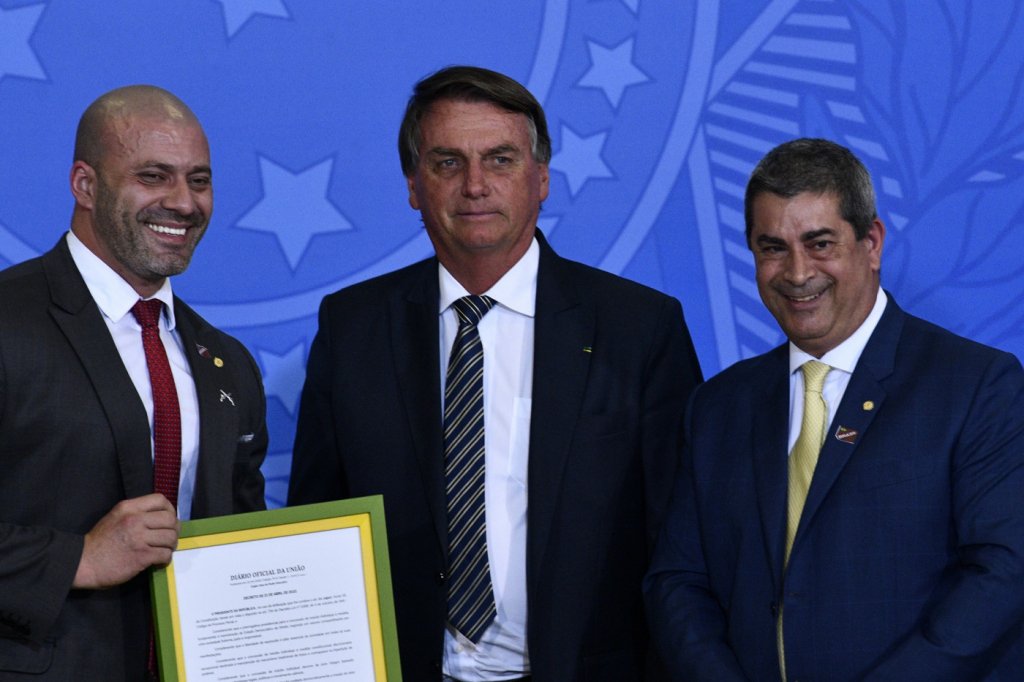 Bolsonaro diz se sentir ‘orgulhoso e feliz’ pelo indulto concedido a Silveira