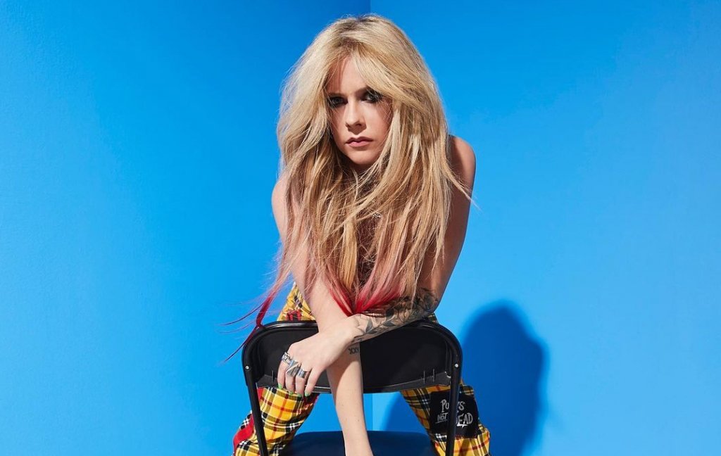 Avril Lavigne lança ‘Love Sux’, seu sétimo álbum de estúdio