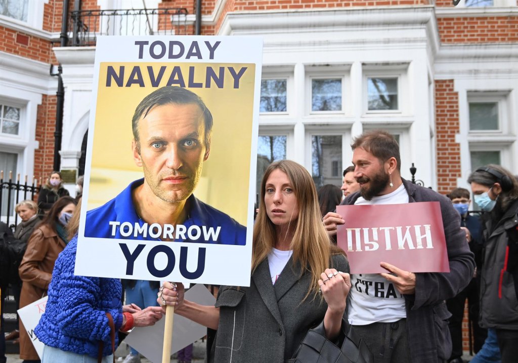 Alexei Navalny anuncia que encerrará greve de fome em prisão na Rússia