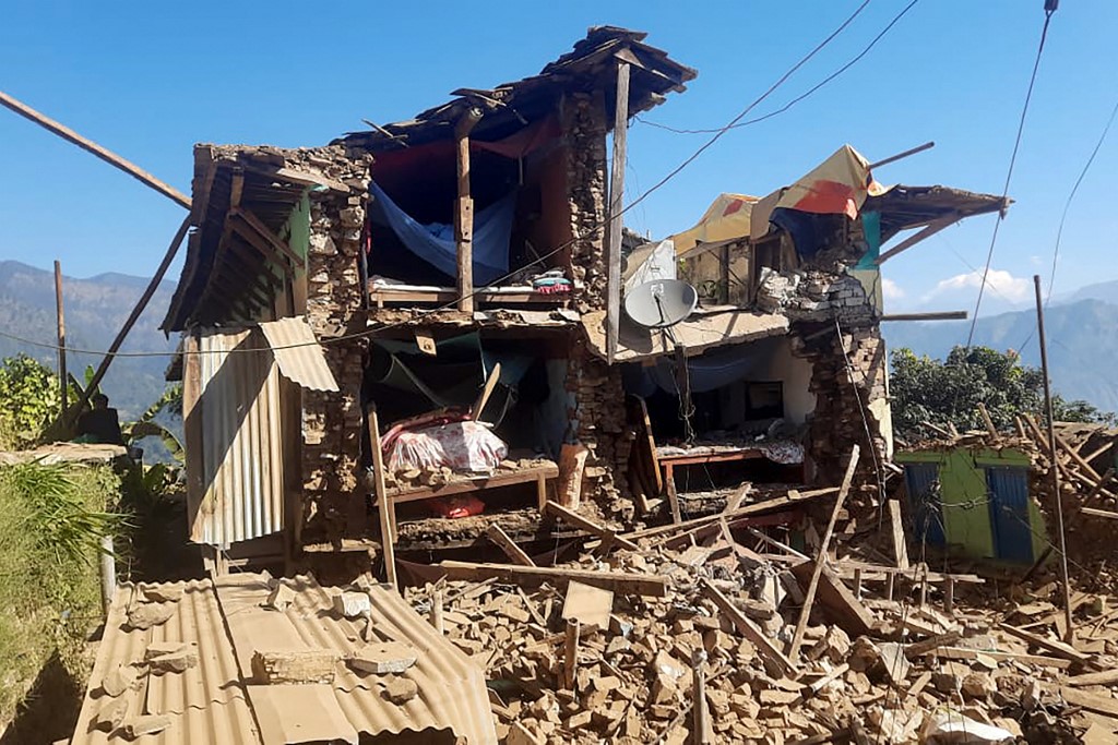 Terremoto de magnitude 5,6 deixa mais de 60 mortos no Nepal