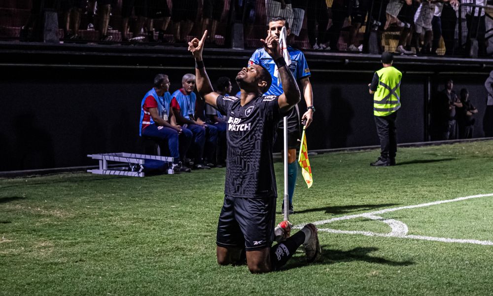 Com um a menos, Botafogo empata com Bragantino e avança na Libertadores