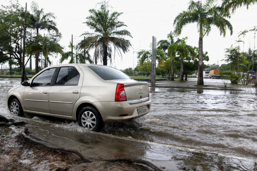 Chuva forte causa alagamentos e novo deslizamento no Recife; não há vítimas