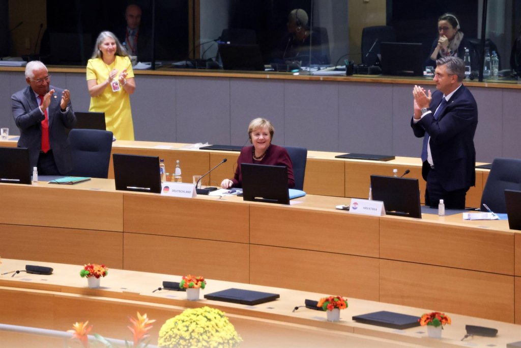 Angela Merkel é ovacionada por líderes europeus na sua última cúpula da UE como chanceler