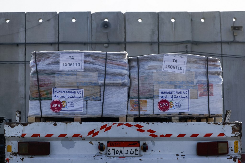 Caminhões de ajuda humanitária entram em Gaza pela passagem de Kerem Shalom