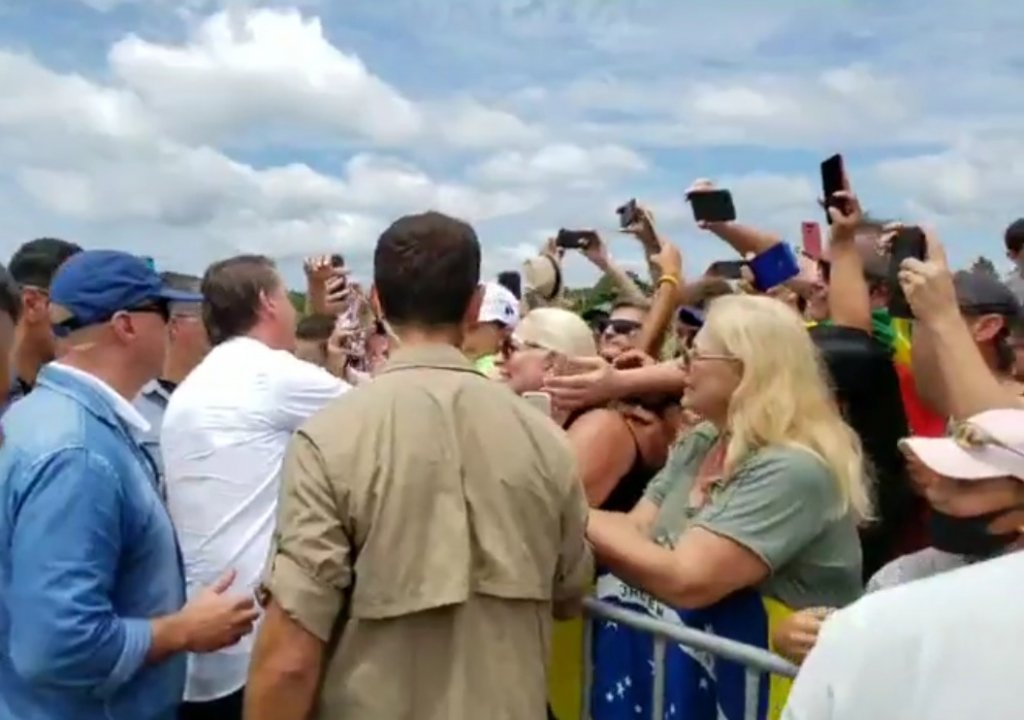 Bolsonaro tira fotos com apoiadores e promove aglomeração em chegada a SC; assista