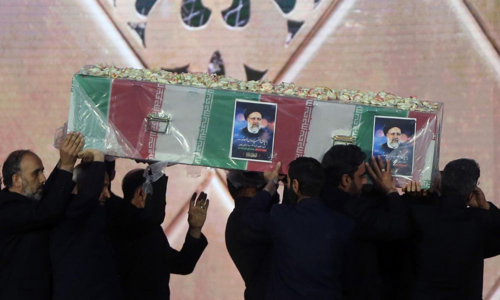 Presidente do Irã é sepultado em sua cidade natal após três dias de funerais