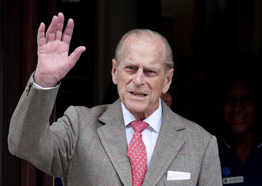 Príncipe Philip, de 99 anos de idade, é internado em hospital de Londres