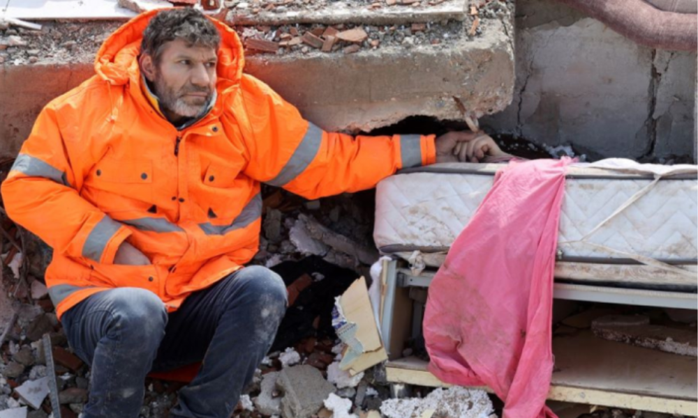 Pai fotografado segurando a mão de filha presa em escombros afirma que ela não teve chance de escapar