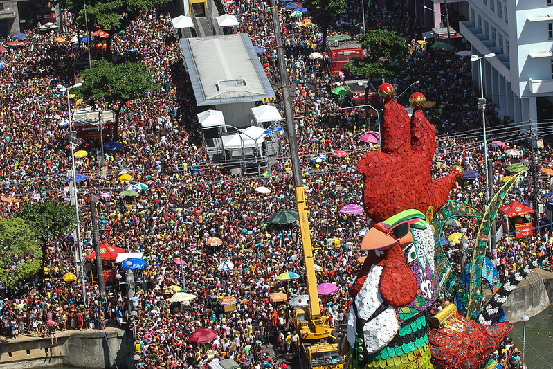 Completando 45 anos, Galo da Madrugada volta a ‘cantar’ no Recife para uma multidão neste sábado