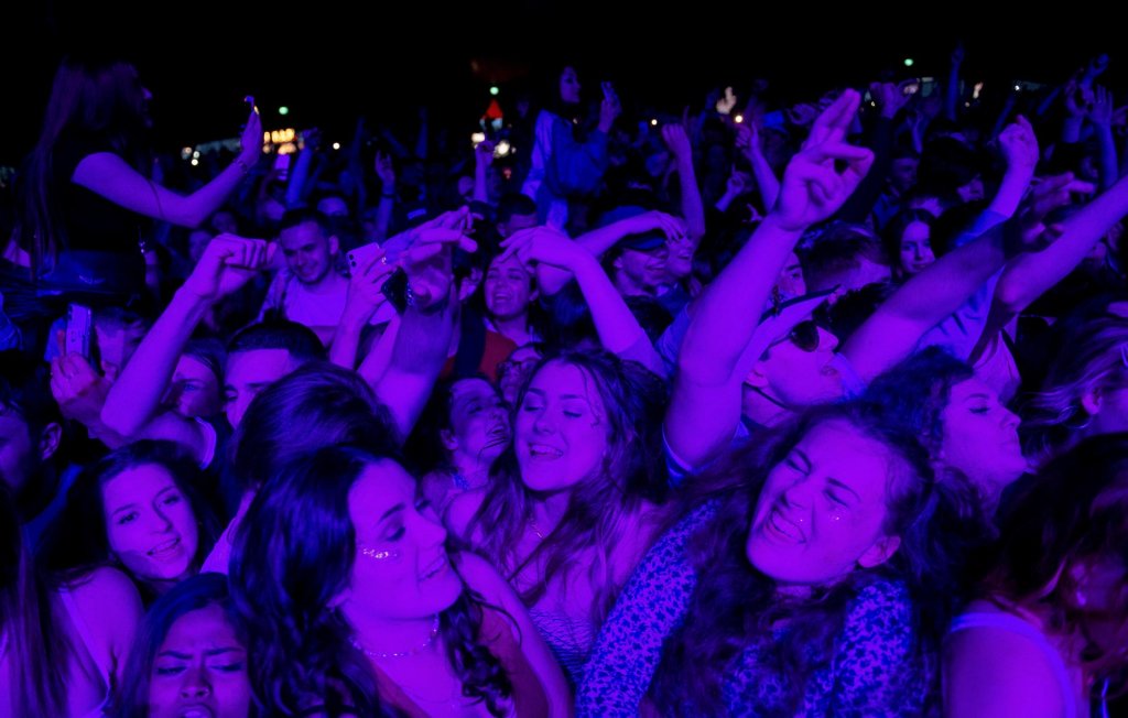 Liverpool realiza festival de música sem máscara e distanciamento social para 5 mil pessoas